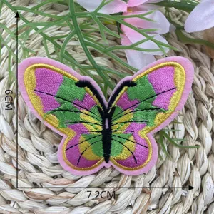 Detailansicht buntes besticktes Schmetterling Aufnaeher Kleidung DIY Zubehoer 6x7cm craft