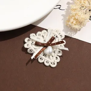 Joli patch cœur en dentelle blanche avec nœud marron et perle pour accessoires DIY détail