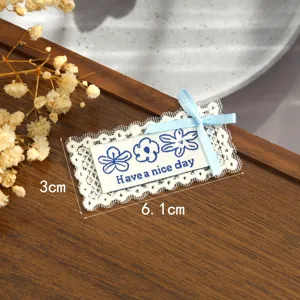 Patch en tissu de dentelle avec fleurs brodées bleues nœud et texte anglais détail