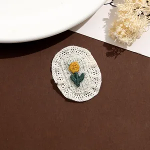Patch brodé en dentelle exquise avec un motif de fleur jaune pour la décoration DIY.