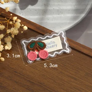 Vue détaillée du joli patch de broderie en dentelle cerise, idéal pour la décoration DIY.