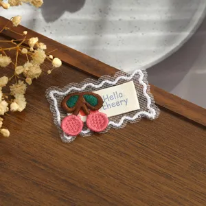 Patch brodé en dentelle de cerise avec texte mignon pour la décoration de vêtements DIY.