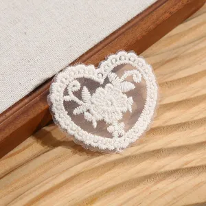 Patch brodé en dentelle blanche en forme de cœur accessoire de vêtement floral bricolage.