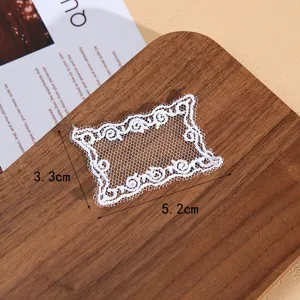 Witte kanten stoffen patch geborduurd diy kledingaccessoire, afmeting ongeveer 5.2x3.3cm.
