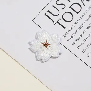 Witte kersenbloesem borduurwerk patch DIY decoratieve stoffen applicatie voor kleding ambachten.