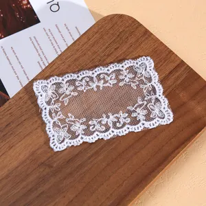 Witte mesh kant patch borduurwerk DIY handgemaakte kledingaccessoire applicatie mooi.