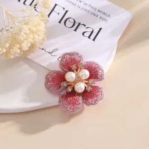 Prachtige 3D geborduurde bloemapplicatie met vijf bloemblaadjes, parels en strass voor DIY.