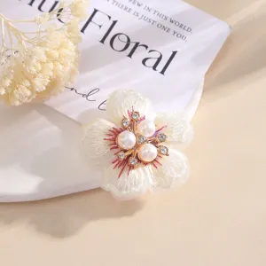Witte geborduurde 5-bloemblaadjes patch met parels en strass, detail DIY-accessoire.
