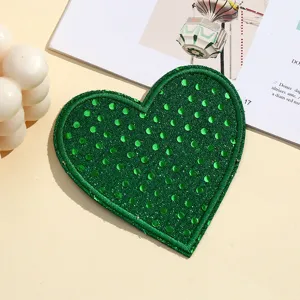 Toppa a cuore con paillettes verdi ricucita brillante accessorio per vestiti jeans e zaino