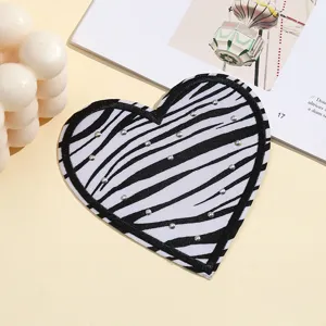 Toppa in tessuto a cuore con stampa zebrata in bianco e nero e rivetti per vestiti