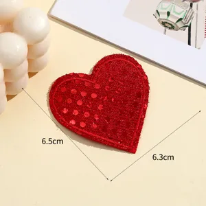 Toppa in tessuto ricamato a forma di cuore con paillettes rosse per vestiti borse.