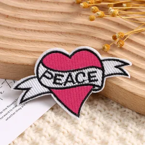 Vue détaillée du joli patch brodé coeur paix, idéal pour la décoration de vêtements et d'écharpes.