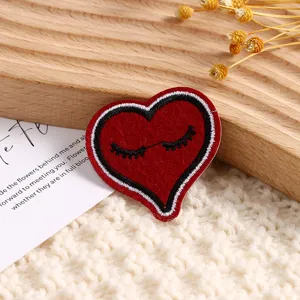 Écusson brodé en forme de cœur rouge avec cils mignons, accessoire de vêtement DIY.
