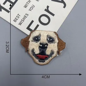 Gedetailleerd overzicht van schattige geborduurde hondendeal patch voor kleding decoratie.