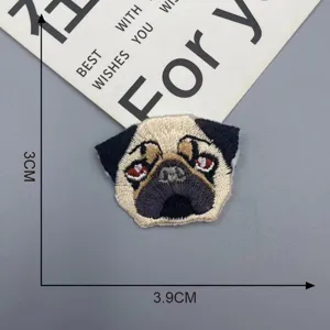 Gedetailleerd overzicht van de schattige mopshond geborduurde patch, ideaal voor kleding en jeans.