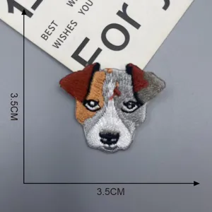 Gedetailleerde close-up van een realistische hondenhoofd borduurpatch voor kledingreparatie.