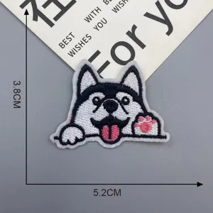 Leuke geborduurde cartoon hond patch om te strijken op kleding en spijkerbroeken.