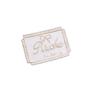Toppa ricamata a griglia bianca, accessorio di abbigliamento versatile per giacche e capi.