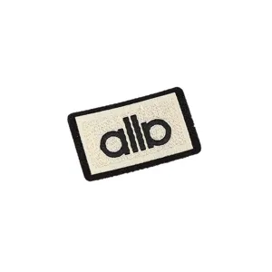 Minimalistischer bestickter Stoffaufnäher mit allp Buchstaben für Kleidung und Taschen.
