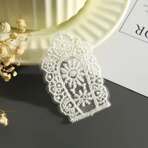 Toppa in pizzo bianco ricamo fai da te applicazione decorativa artigianale per vestiti e borse.