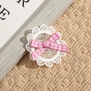 Weißer runder Spitzenstickerei-Flicken mit rosa Karoschleife für DIY handgemachte Handwerk.
