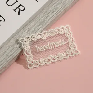 Wit kant geborduurde handmade patch, ideal voor DIY kledingaccessoires en handwerk.