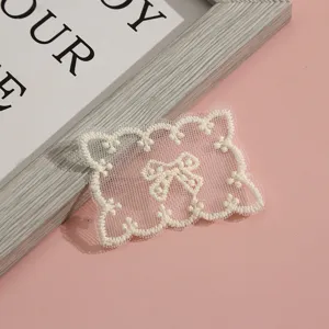 Witte kanten geborduurde strik patch voor DIY kledingaccessoire en leuke kledingdecoratie