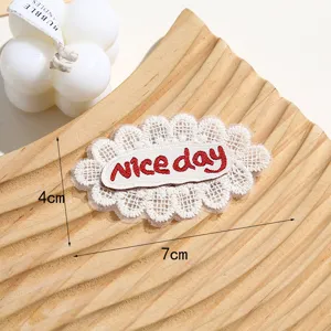 Simpatica toppa in tessuto ricamato in pizzo con lettere rosse accessorio per abbigliamento DIY