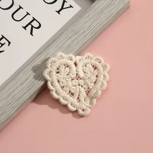 Beige kanten hart borduurwerk patch DIY kleding accessoire, holle bloemen applicatie.