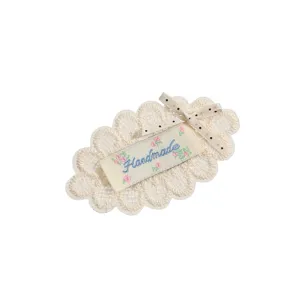 Beigefarbene spitze bestickte applikation mit handmade etikett und schleife diy kleidung deko.