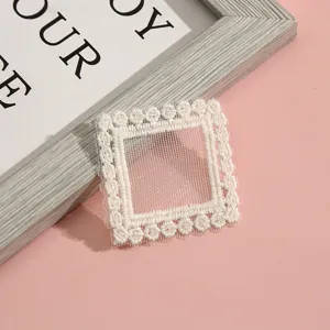Gedetailleerd uitzicht op witte vierkante kanten borduurwerk patch voor diy kledingaccessoires ambachten