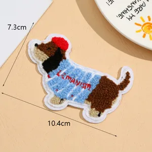 Gros plan détaillé de l'écusson brodé éponge de teckel mignon avec texture pour vêtements DIY.