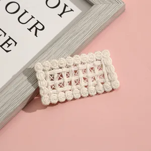 Gedetailleerd overzicht van witte geweven kantborduurpatch, delicaat accessoire.