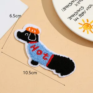 Joli patch brodé en forme de teckel avec détail Hot, idéal pour la décoration de vêtements DIY.