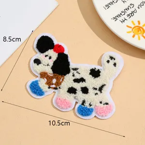 Joli patch de broderie éponge teckel mignon pour accessoires de vêtements DIY et décoration.