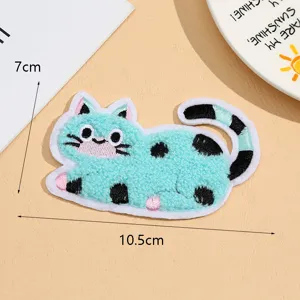 Vue détaillée de patch brodé chat, badge éponge mignon pour accessoires de vêtements DIY.