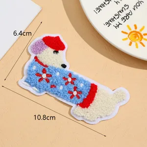 Joli patch broderie bouclette teckel accessoire vêtement DIY avec ses dimensions.