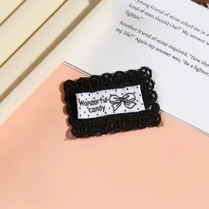 Schwarzer Spitzenstickerei-Flicken mit Schleife und Buchstaben für Kleidung, DIY und Dekoration.