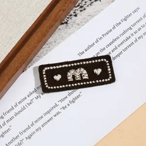 Brauner rechteckiger gestickter Buchstaben-Aufnäher mit Herz-Design für Bekleidung.