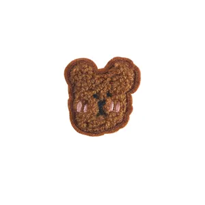 Süßer flauschiger Bär Stickerei Aufnäher, Frottee Cartoon Kleidung Accessoire Patch.