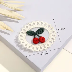 Leuke geborduurde kers patch met kantrand voor DIY kleding, tassen en accessoires.