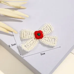 Witte kant strik patch met rode bloem borduurwerk, DIY kleding accessoire, 3.5x5cm.