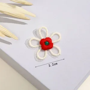Geborgen bloem patch DIY kleding accessoire witte bloemblaadjes rode centrum 3.2cm hoofdafbeelding