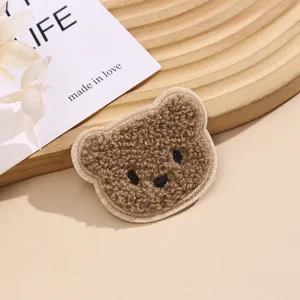Niedlicher brauner Bär Stickerei Plüsch Aufnäher Detail für Hoodies, Jacken und Kleidung.