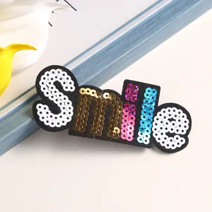 Nahaufnahme des bunten Pailletten-Smile-Aufnähers, ideal für DIY-Kleidung und Handwerkskunst.