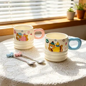 Deliziosa tazza in ceramica con orsetto e cucchiaio, ottima tazza d'acqua per la colazione.