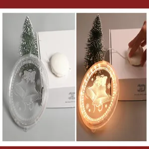 Kerst LED acryl hangende schijf detail, warm gloeiend licht met mooi klokjes patroon.