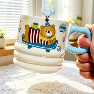 Tazza in ceramica carina con orso dei cartoni animati e cucchiaio per latte e acqua.