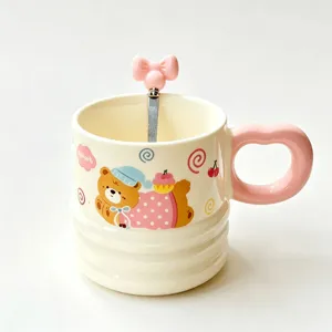 Tazza in ceramica con orsetto cartone animato e cucchiaio per latte e acqua