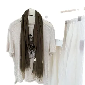 Solid color pleated scarf for women, retro thin long strip shawl for autumn and winter.